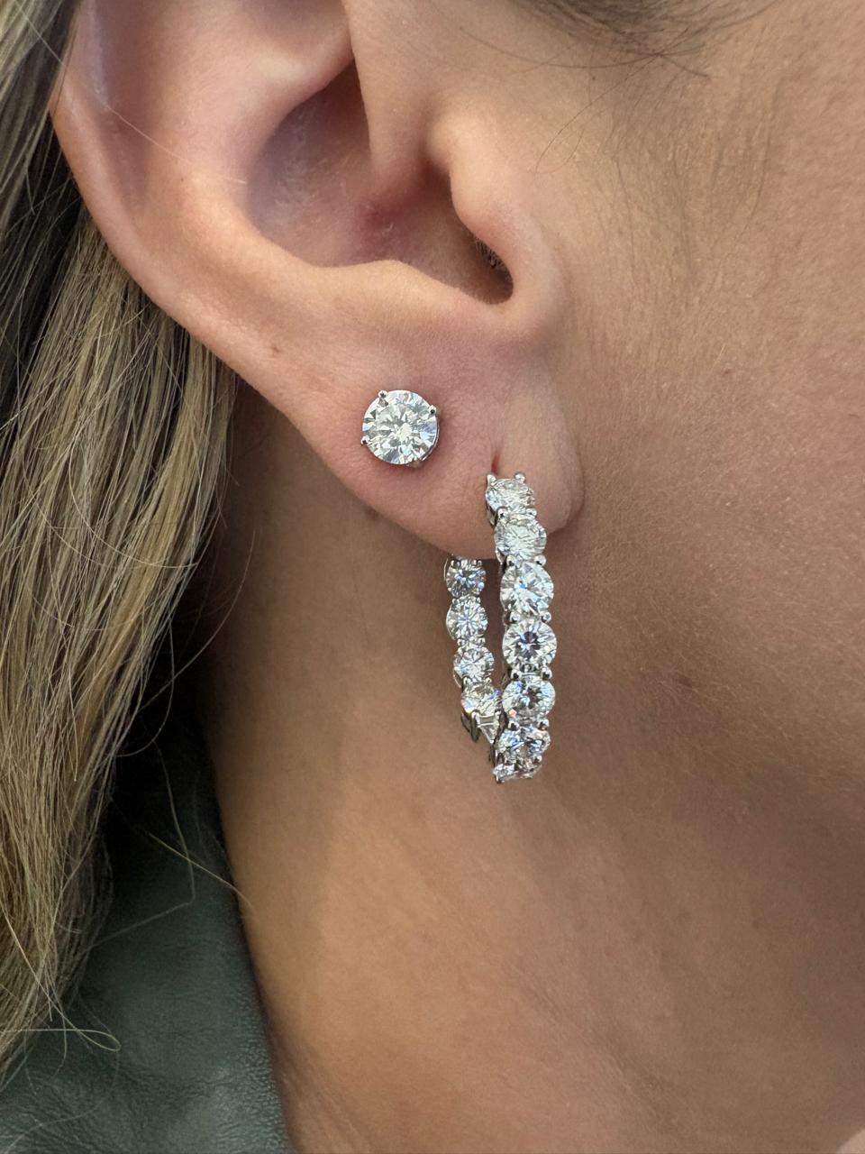 Brincos de argola cravejados de diamantes naturais